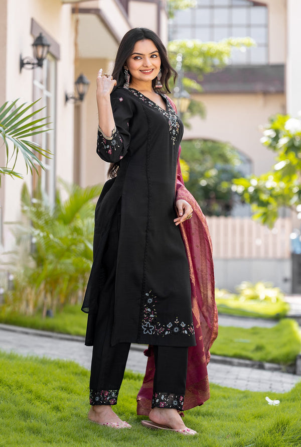 Women Ethnic Motifs Embroidered Regular Thread Work Kurti with Trousers & With Dupatta-ANAARA