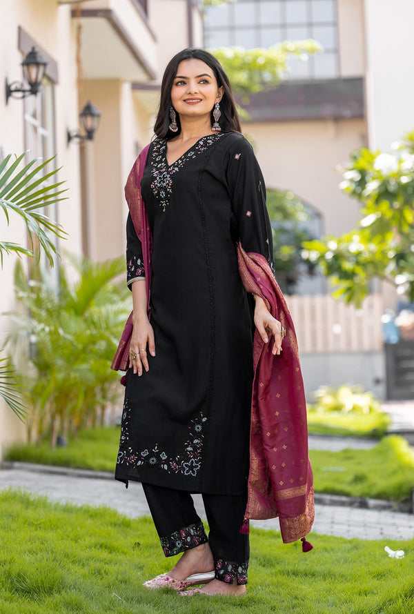 Women Ethnic Motifs Embroidered Regular Thread Work Kurti with Trousers & With Dupatta-ANAARA