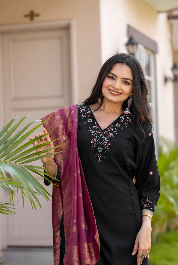 Women Ethnic Motifs Embroidered Regular Thread Work Kurti with Trousers & With Dupatta-ANAARA