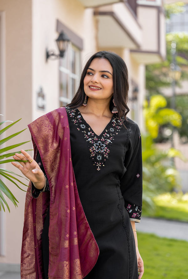 Women Ethnic Motifs Embroidered Regular Thread Work Kurti with Trousers & With Dupatta-ANAARA