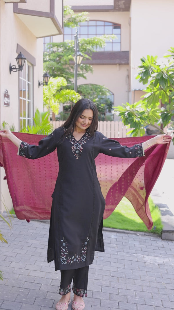 Women Ethnic Motifs Embroidered Regular Thread Work Kurti with Trousers & With Dupatta-ANAARA